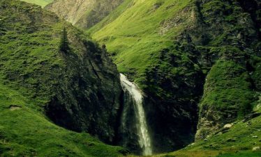 day hike to khabru waterfall